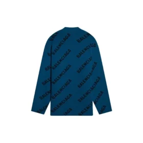 Ullstrikket genser med rund hals og logo over hele «Petrol Blue» 657400T15672470 Ullstrikket genser med rund hals og logo over hele «Petrol Blue» 657400T15672470